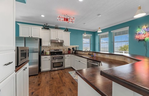 Anahuac Casa | Spacious Bayfront home in Anahuac, TX. 4 bed, 3 bath, sleeps 14