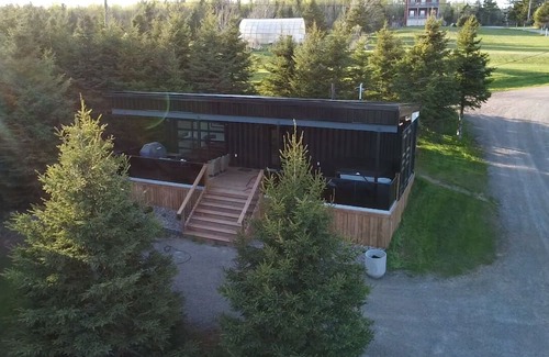 New Glasgow Cabaña | The Woodlot Cabin # 1(Coyote Den) Hot tub , cold plunge close to Cavendish
