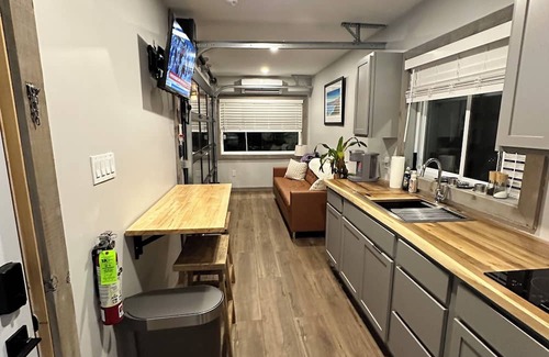 New Glasgow Cabaña | The Woodlot Cabin # 1(Coyote Den) Hot tub , cold plunge close to Cavendish
