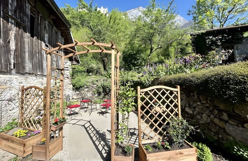Saint-Pierre-d'Albigny Casa | At the Foot of the Castle - Parking, WiFi, Garden - Savoie College