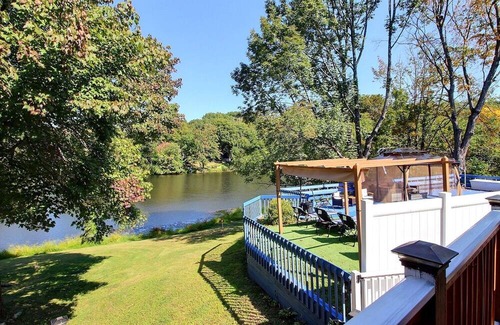 Newton Casa | Lakefront Family Retreat~Private Pool~Game Room