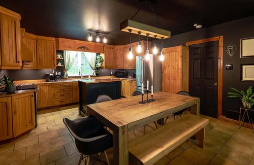 Lac-McGregor Cabaña | Chalet Watson | Cozy pet-friendly cottage near Gatineau/Ottawa with Home Theatre