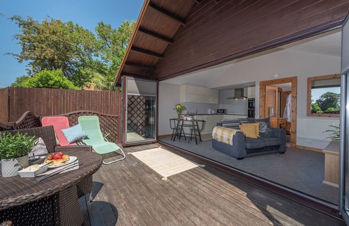 Netley Cabina | Detached Lodge with Hot Tub