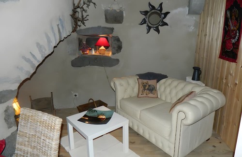 Murat Casa | Holiday Home 'La Maison De Marie' with Private Terrace and Wi-Fi