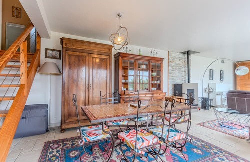 Buzy Casa | Holiday Home 'Gite Gousseau' with Mountain View, Private Terrace and Wi-Fi
