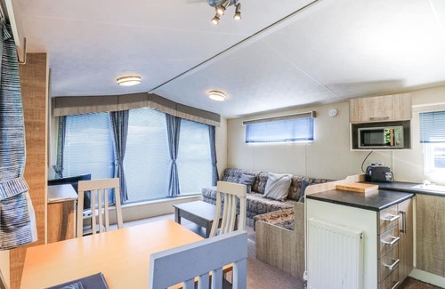Battle Cabaña | WHITE HART CARAVAN, pet friendly, with a garden in Battle