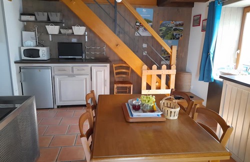 Servance-Miellin Casa | Holiday Home 'Charmante Maison Les Volets Bleus' with Private Garden and Wi-Fi