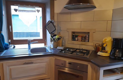 Servance-Miellin Casa | Holiday Home 'Charmante Maison Les Volets Bleus' with Private Garden and Wi-Fi