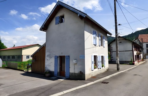 Servance-Miellin Casa | Holiday Home 'Charmante Maison Les Volets Bleus' with Private Garden and Wi-Fi