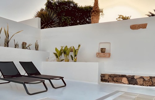 Tabayesco Apartamento | Haría Holidays with Mountain Views, Shared Pool and Wi-Fi