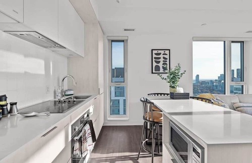 Cabbagetown Apartamento | Luxury Corner Apartment with Skyline and CN Tower Views
