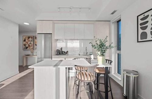 Cabbagetown Apartamento | Luxury Corner Apartment with Skyline and CN Tower Views