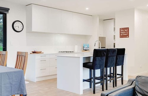Bombay Casa | Stunning Modern Hillside Haven near Pukekohe