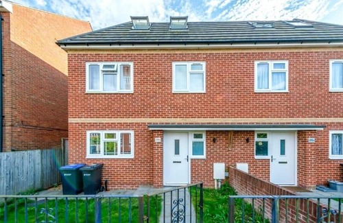 Petham Casa | Luxury 5BR House, Chartham,Canterbury With Hot Tub