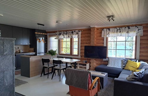 Hiukkajoki Casa | Yellow vacation home