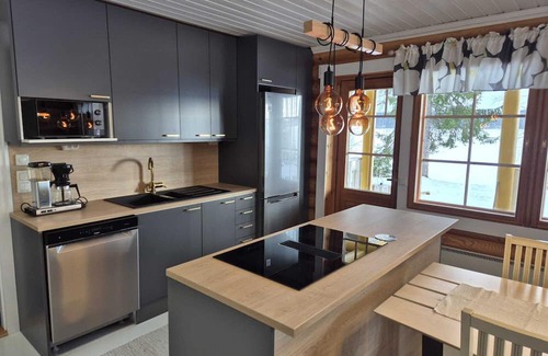 Hiukkajoki Casa | Yellow vacation home