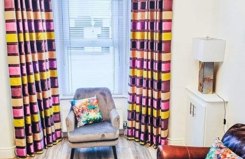 Lisburn Casa | 3 Bedroom House, 16 minutes to Belfast, Parking by StaybyNumbers