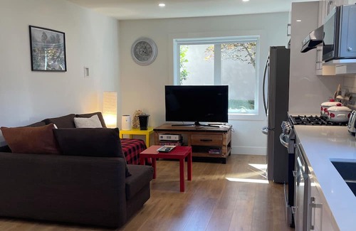Oakridge Casa | ChicVilla New 3 bedrooms 2 baths private yard 8 min walk to Langara Canadaline