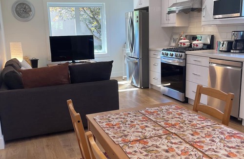 Oakridge Casa | ChicVilla New 3 bedrooms 2 baths private yard 8 min walk to Langara Canadaline