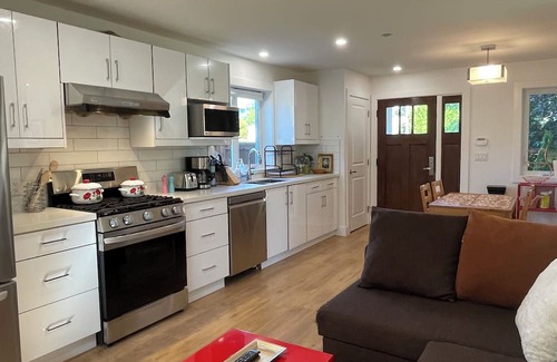 Oakridge Casa | ChicVilla New 3 bedrooms 2 baths private yard 8 min walk to Langara Canadaline