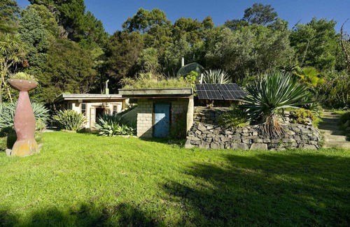 Pigeon Bay Apartamento | The Mud House— earth studio in Pigeon Bay with views, wood-fired sauna & bath!