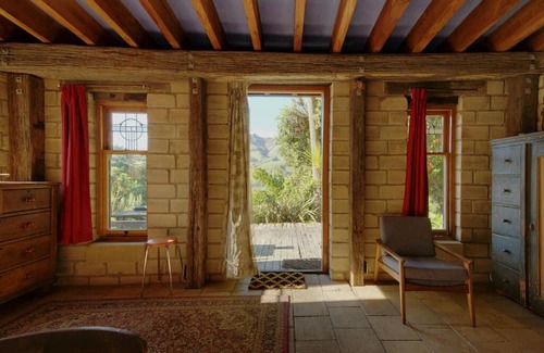 Pigeon Bay Apartamento | The Mud House— earth studio in Pigeon Bay with views, wood-fired sauna & bath!