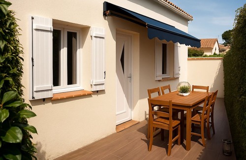 La Nartelle Apartamento | T2/20m2 au Rêve D'azur walking distance to beach, shared pool parking, bed linen included