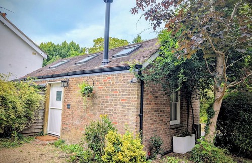 Leatherhead Apartamento | Stylish 1BD Cottage with Fireplace | Parking