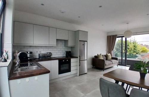 Dublin Apartamento | Newly Refurbed 2BD W/Wraparound Balcony,5k to City
