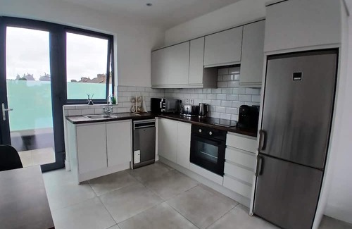 Dublin Apartamento | Newly Refurbed 2BD W/Wraparound Balcony,5k to City