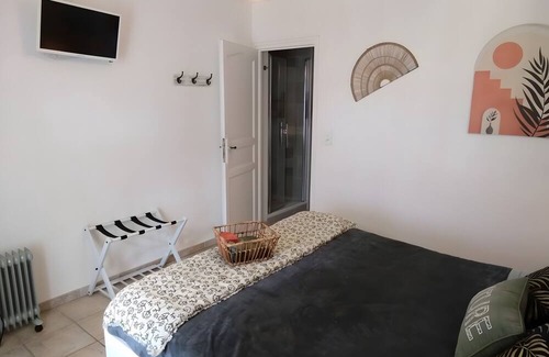 Saint-Martin-d'Ardeche Cama Y Desayuno | Guest Room 'A L'ombre Des Amandiers - Room 3' with Shared Pool, Communal Garden and Wi-Fi