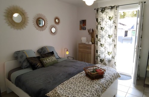 Saint-Martin-d'Ardeche Cama Y Desayuno | Guest Room 'A L'ombre Des Amandiers - Room 3' with Shared Pool, Communal Garden and Wi-Fi