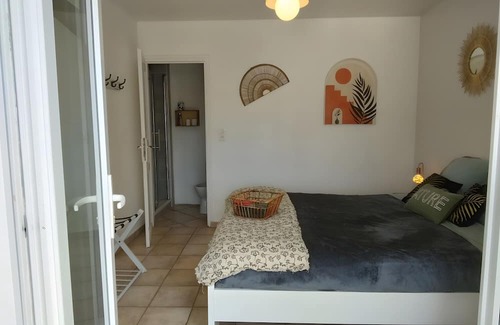 Saint-Martin-d'Ardeche Cama Y Desayuno | Guest Room 'A L'ombre Des Amandiers - Room 3' with Shared Pool, Communal Garden and Wi-Fi