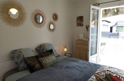 Saint-Martin-d'Ardeche Cama Y Desayuno | Guest Room 'A L'ombre Des Amandiers - Room 3' with Shared Pool, Communal Garden and Wi-Fi