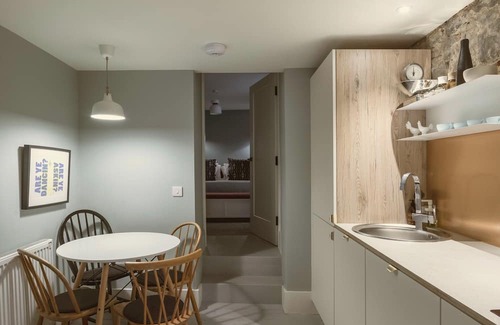South Queensferry Casa | Historic 1600s townhouse in South Queensferry with Forth Bridge views and easy Edinburgh access.