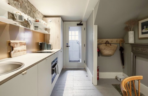 South Queensferry Casa | Historic 1600s townhouse in South Queensferry with Forth Bridge views and easy Edinburgh access.