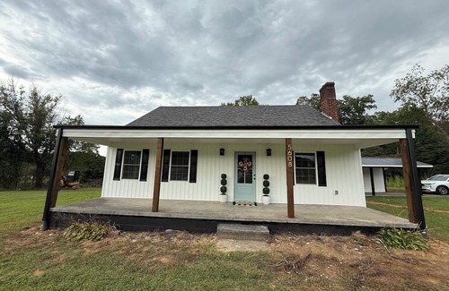 Arlington Cabaña | Charming newly-renovated 3-bedroom cottage in the Heart of the Yadkin Valley!