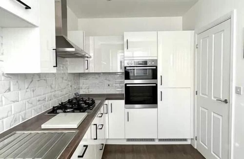 Coulsdon West Casa | 4-Bed in Coulsdon 20 min London, 20 min Gatwick 2