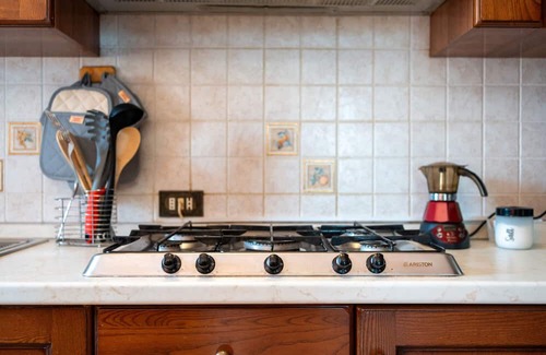 Acquaviva Apartamento | Apartment 'Isidora' with Private Garden, Wi-Fi and Air Conditioning
