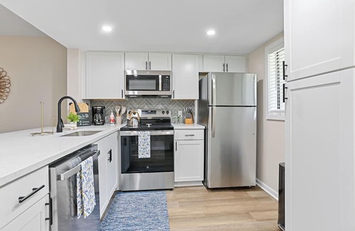 Montgomery Condominio | 2bd/2ba Condo * Pool * Renovated * Dogs Welcome * Condo in Savannah*30+ day stay