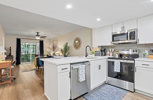 Montgomery Condominio | 2bd/2ba Condo * Pool * Renovated * Dogs Welcome * Condo in Savannah*30+ day stay
