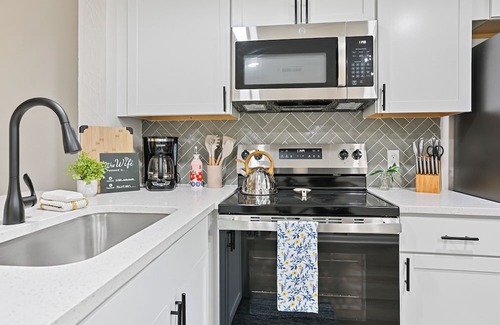 Montgomery Condominio | 2bd/2ba Condo * Pool * Renovated * Dogs Welcome * Condo in Savannah*30+ day stay