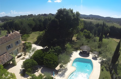 Le Val Casa | Holiday Home 'Au Écuries Du Mas Di Gau' with Shared Pool, Wi-Fi and Air Conditioning