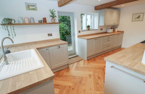 Hepworth Cabaña | HILL TOP COTTAGE, pet friendly, with open fire in Holmfirth