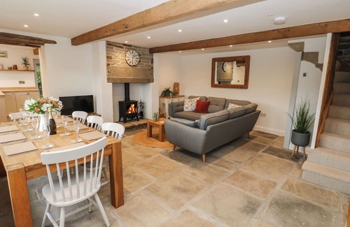 Hepworth Cabaña | HILL TOP COTTAGE, pet friendly, with open fire in Holmfirth