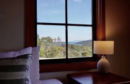 Eaglehawk Neck Cabaña | Exclusive Cottage: Views, Gardens, & Fireplaces