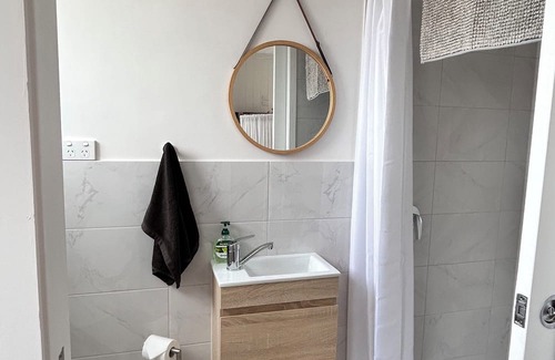 Strathalbyn Apartamento | Hamptons style, studio retreat with light continental breakfast included