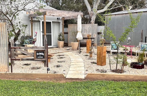 Strathalbyn Apartamento | Hamptons style, studio retreat with light continental breakfast included