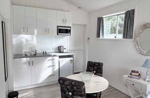 Strathalbyn Apartamento | Hamptons style, studio retreat with light continental breakfast included