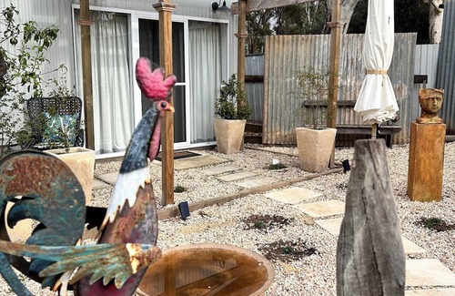 Strathalbyn Apartamento | Hamptons style, studio retreat with light continental breakfast included